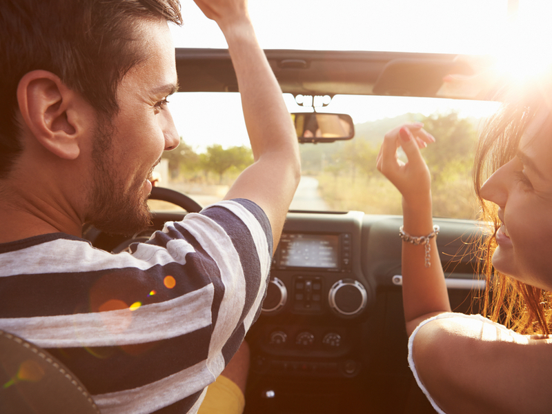 Muškarac i žena u automobilu 